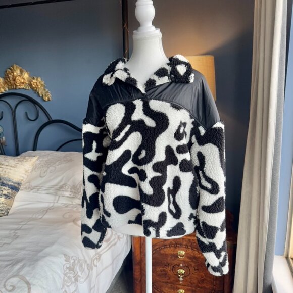White and Black Swirl Sherpa Pullover Fleece - Picture 3 of 10